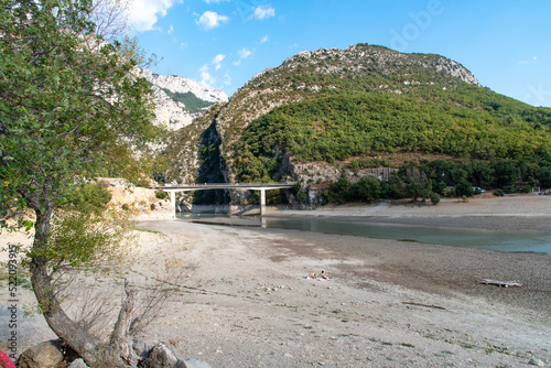 Sécheresse et manque d'eau dans le sud de la France - Le lac de Sainte-Croix et l'entrée des gorges du Verdon à leur niveau le plus bas au Pont du Galétas