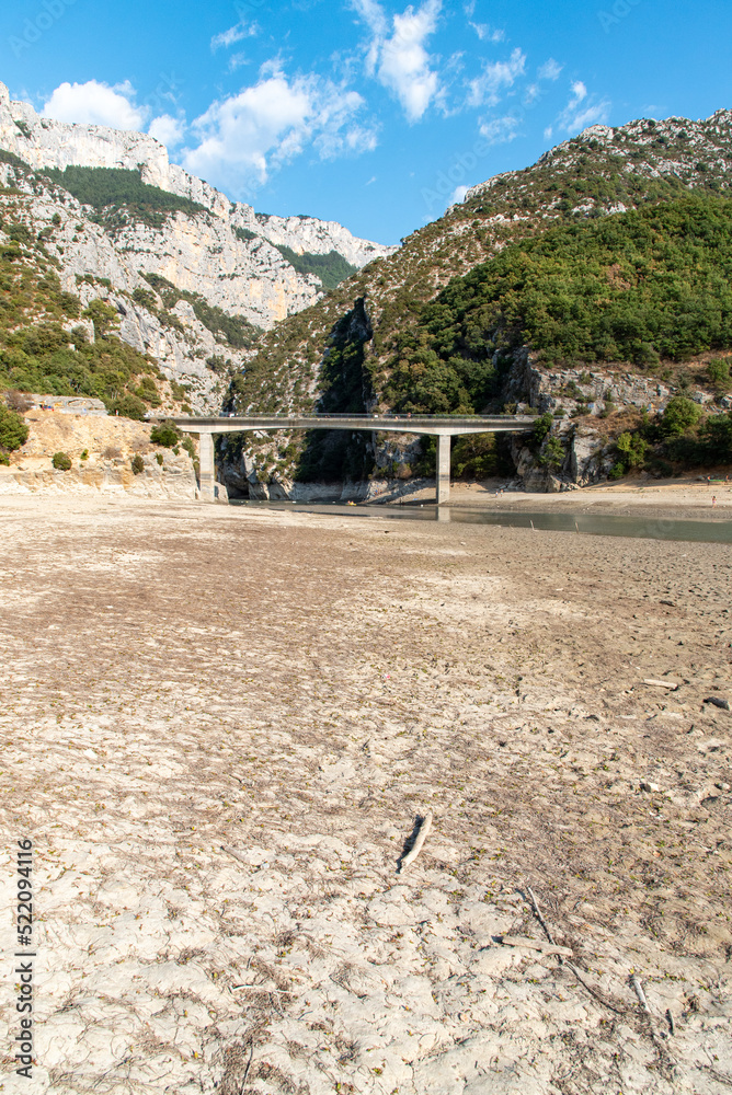 Fotka „Sécheresse et manque d'eau dans le sud de la France Le lac de SainteCroix et l'entrée