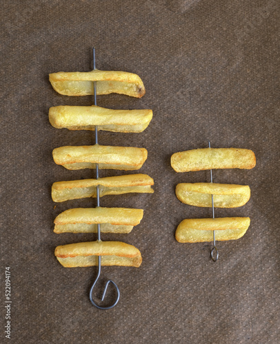 Pommes frites, Pommes, Fritten, Kartoffeln,
Fast Food, Cholesterin, Fett, Beilage, Spieß,
Pommes am Spieß, Backofen, Tiefkühlprodukt,
French Fries, Belgien, Ruhrgebiet,  Ketchup,
Mayonnaise, Currywurs photo