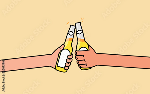 brindis con botellas de cerveza