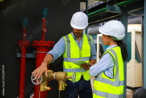 Foto Construction project engineer check and discussing at front of fire Fighting val