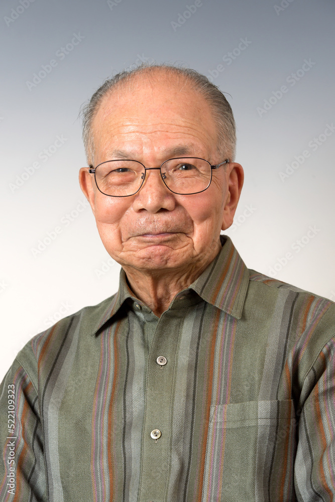 Obraz premium 日本人高齢者のバストショットスナップ