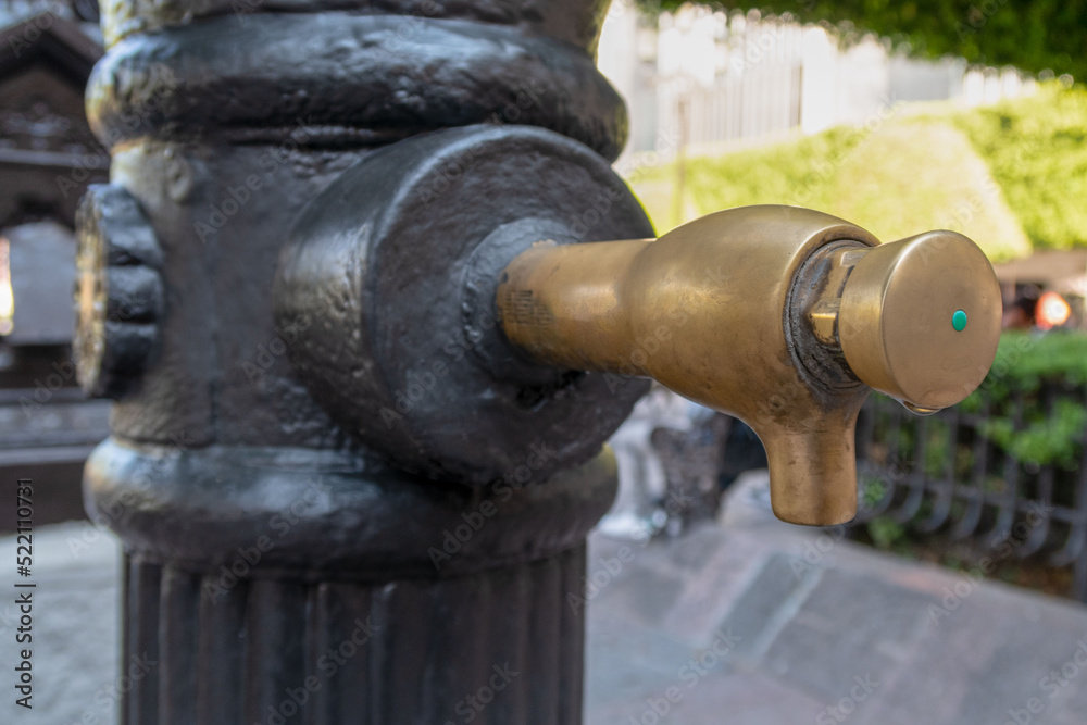 antiguo bebedero de agua de fierro en la calle de leon guanajuato mexico antiguo bebedero de agua de fierro en la calle de leon guanajuato mexico