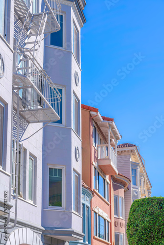 Purple apartment building along with the rowhouses in San Francisco, CA