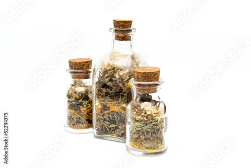 3 Frascos y Botella antiguas con hierbas aromaticas  tapon de corcho en fondo blanco v2