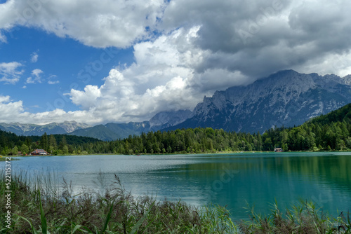 Das Karwendel-Gebirge und der Lautersee bei Mittenwald © hespasoft