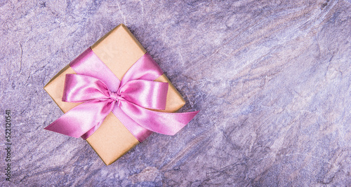 Gift box with pink bow copy space