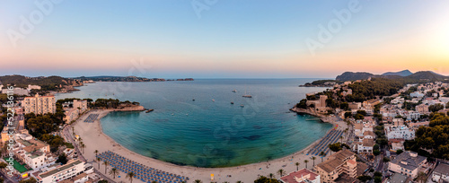 Die Bucht von Paguera auf Mallorca aus der Luft, Sommerabend am Mittelmeer, Urlaubsort Peguera, Sonnenuntergang am Strand, aerial landscape view at mediterranean sea