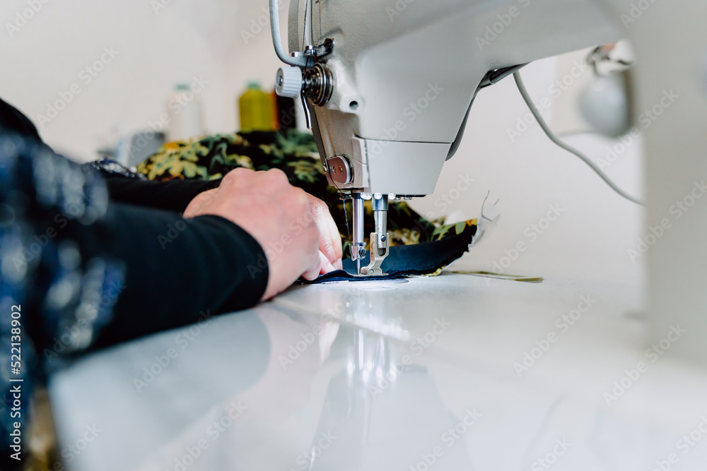 professional sewing machine to design clothes at high speed