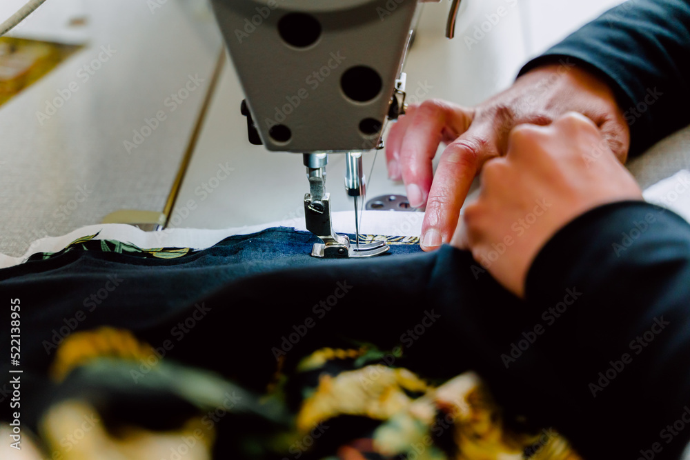 professional sewing machine to design clothes at high speed