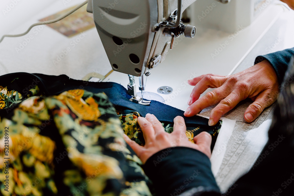 professional sewing machine to design clothes at high speed