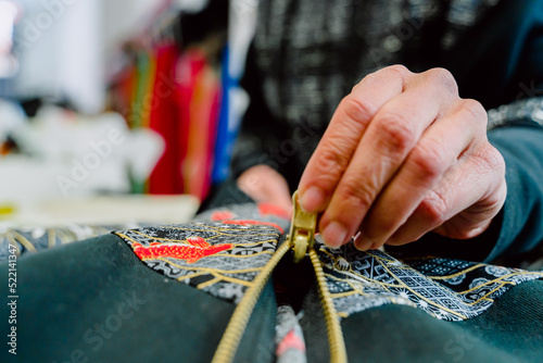Obraz na płótnie Designer zipping up the zipper she just sewed. w salonie