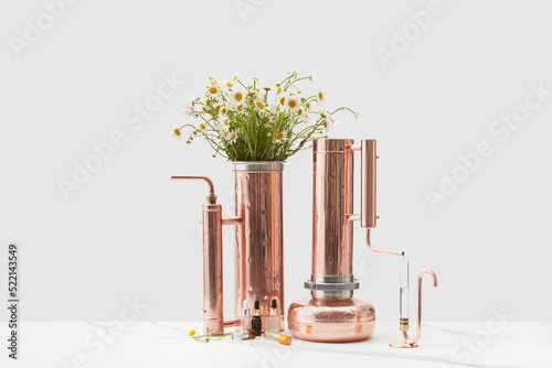 Alembic apparatus for distilling essential oil