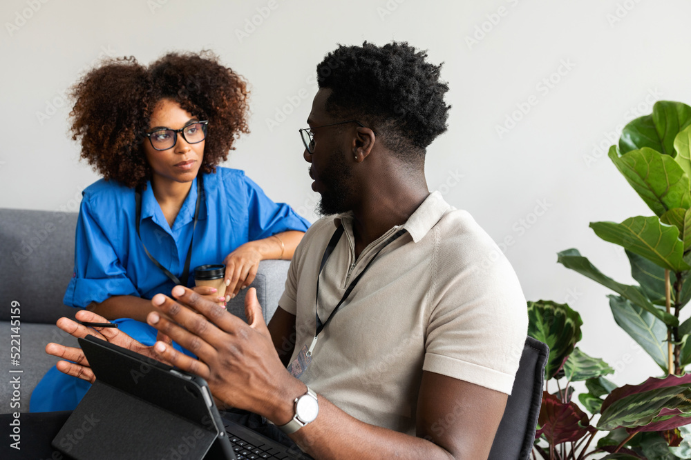 © Valentina Barreto/Stocksy - Creative couple in casual meeting on sofa © Valentina Barreto/Stocksy - Creative couple in casual meeting on sofa
