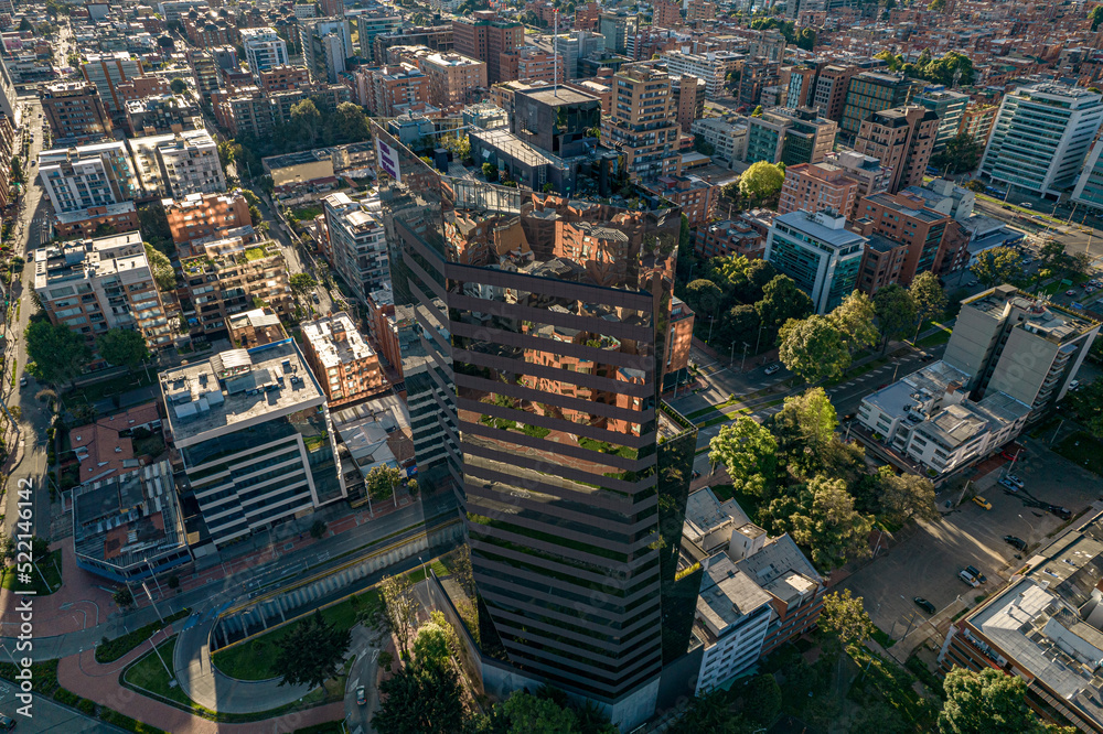 Obraz premium Autopista norte de Bogotá (Colombia ) a la altura de la av NQS, Usaquen y al fondo el centro internacional de la ciudad adornada por sus majestuosos cerros y edificaciones como torre sigma
