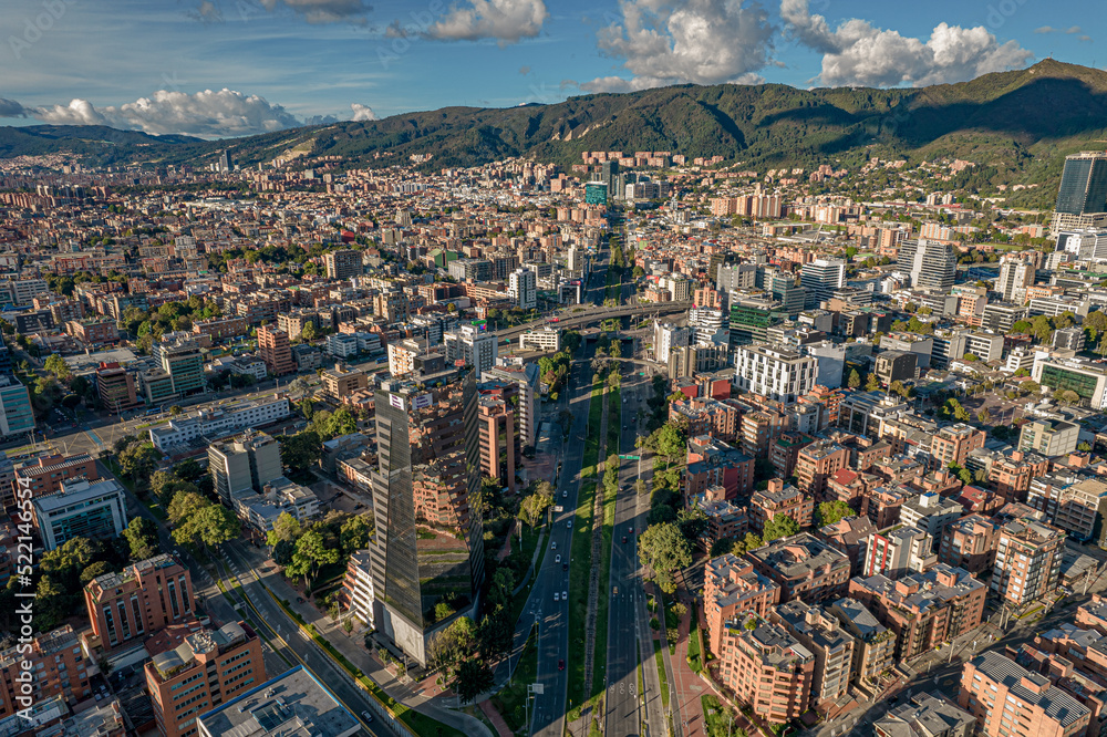 Autopista norte de Bogotá (Colombia ) a la altura de la av NQS, Usaquen y al fondo el centro internacional de la ciudad adornada por sus majestuosos cerros y edificaciones como torre sigma