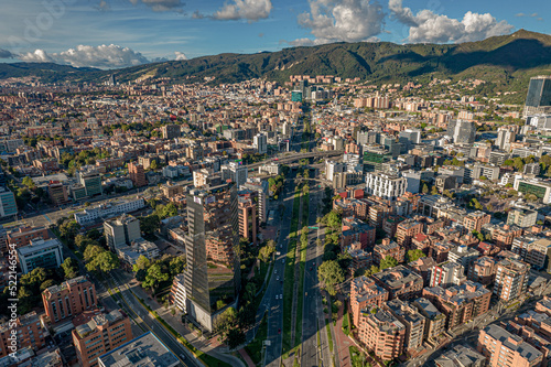 Obraz na płótnie Autopista norte de Bogotá (Colombia ) a la altura de la av NQS, Usaquen y al fondo el centro internacional de la ciudad adornada por sus majestuosos cerros y edificaciones como torre sigma w salonie