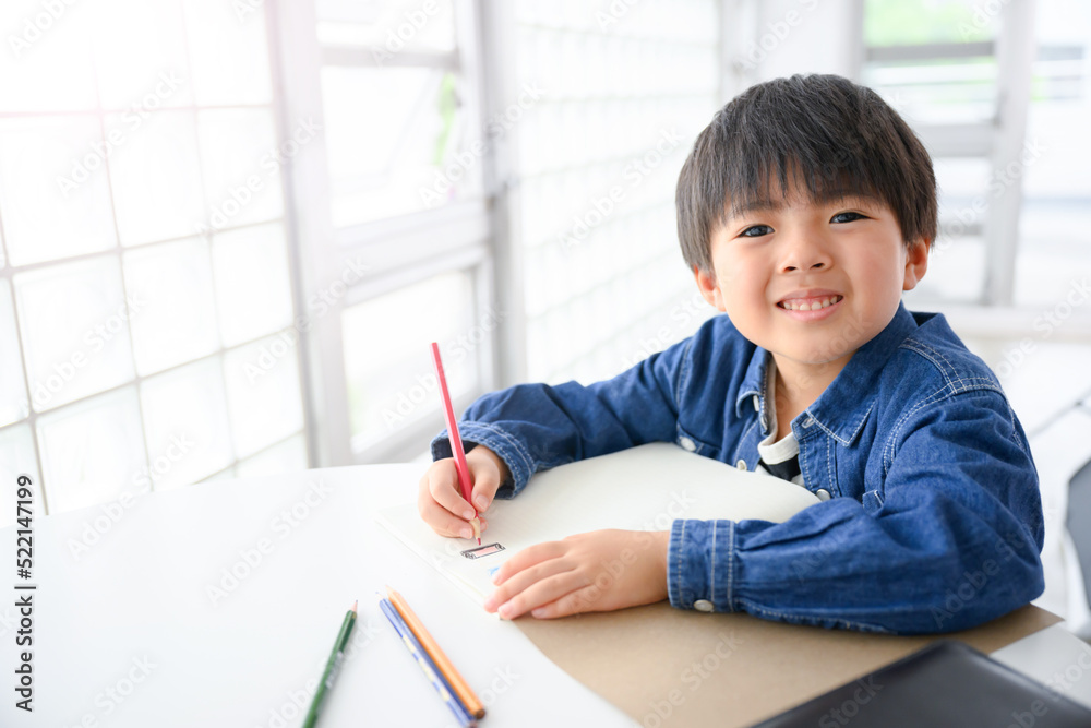 And for the main visual! A boy studying at a cram school, etc., lower grades, looking at the camera And for the main visual! A boy studying at a cram school, etc., lower grades, looking at the camera