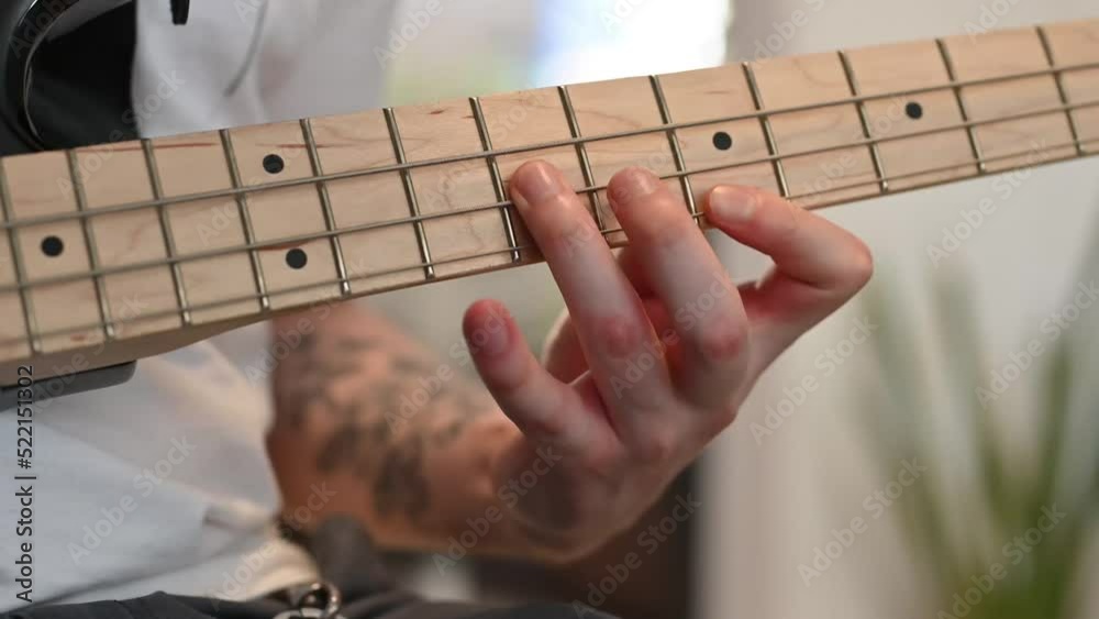 Tocando una guitarra electrica 