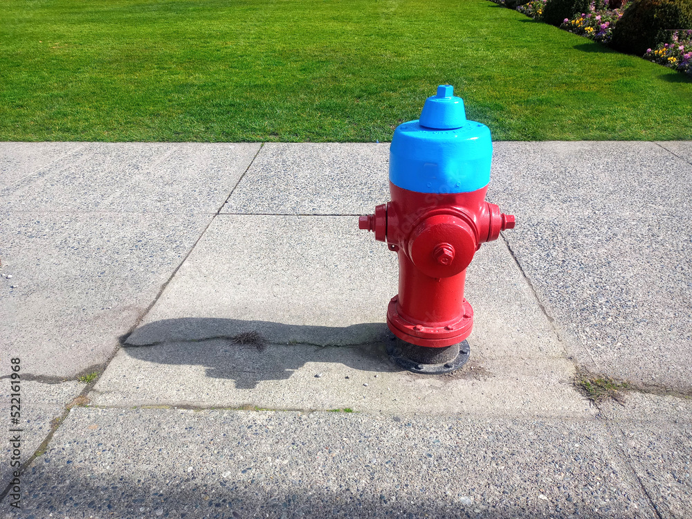 A red fire hydrant, faucet or fire hydrant, a water intake to provide a flow rate in the event of a fire. Water can be obtained from the urban supply network or from a reservoir, by means of a pump
