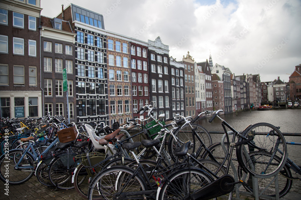 Bicicletas alrededor de los canales en Amsterdam.