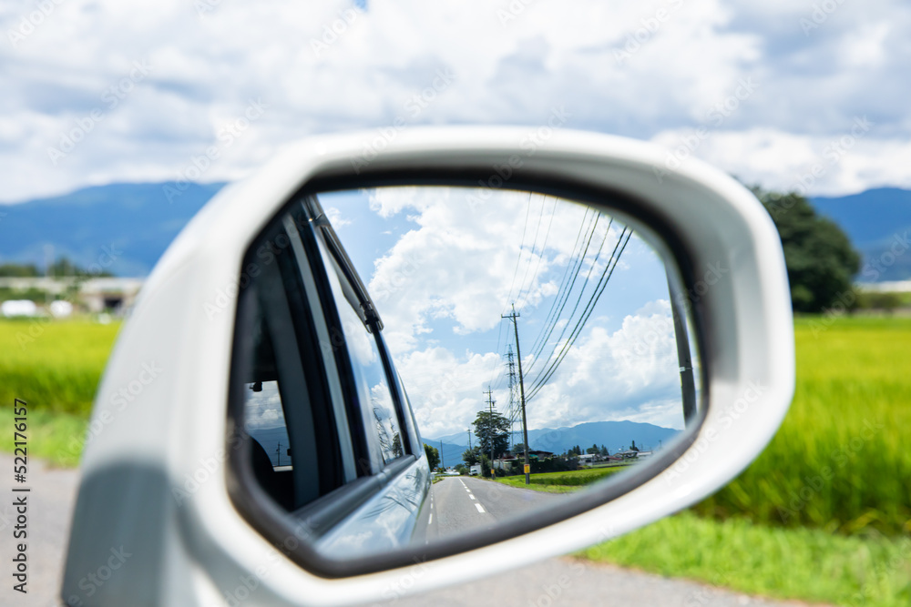 車のミラーに映る夏の景色　summer scenery