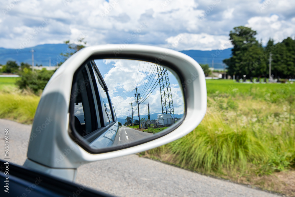 車のミラーに映る夏の景色　summer scenery