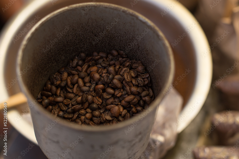Fototapeta premium granos de café en un molino artesanal. Concepto de cafeterias y tradiciones.
