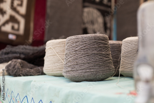 Rollos de lana de alpaca. Concepto de textileria y tradiciones.