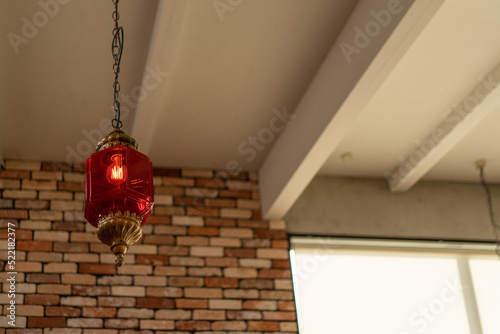 赤い照明が吊り下げられた天井
 photo