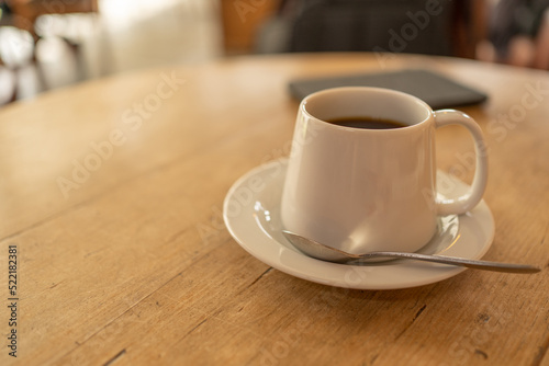 カフェテーブルの上に置かれたコーヒー 