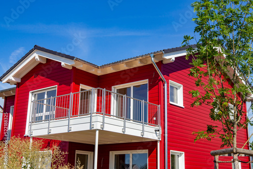 Neues rotes Holzhaus in skandinavischem Stil
