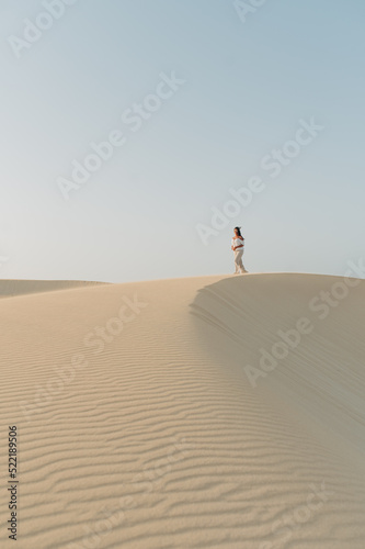 Junge Frau laufend auf Sand D  nen W  ste in Corralejo auf der kanarischen Insel Fuerteventura