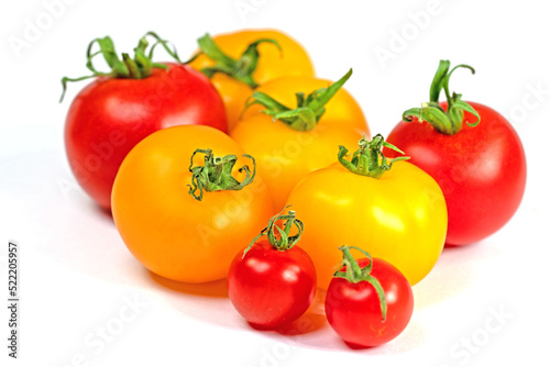 Rote und gelbe Tomaten vor weißem Hintergrund
