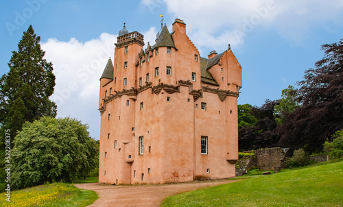 Craigievar Castle ist eine schottische Turmburg mit Anfängen im 16. Jahrhundert an den nördlichen Ufern des schottischen Flusses Dee
