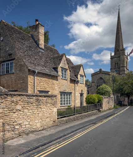 Burford, Cotswolds, Engeland,, Oxfordshire, UK, Great Brittain, st john the baptist, church, street and houses.