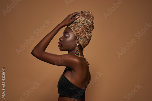 Fotografie, Obraz Side of elegant black girl wearing african outfit