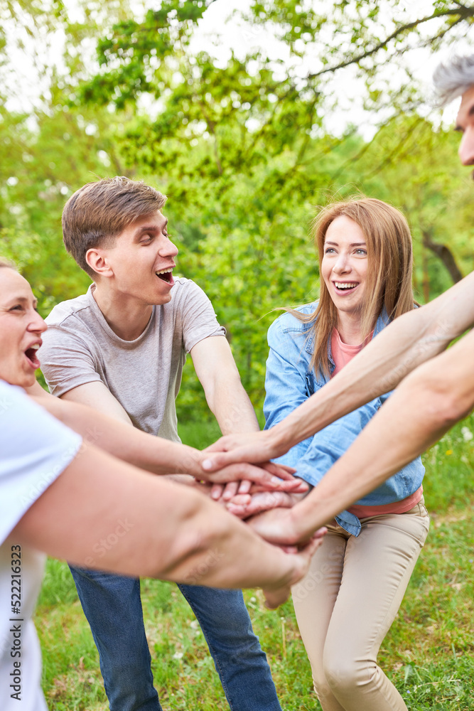 Junge Leute feiern Erfolg beim Hände stapeln Junge Leute feiern Erfolg beim Hände stapeln
