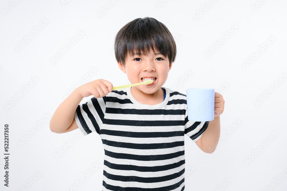 歯磨きをする子供 正面 カメラ目線 歯磨きをする子供 正面 カメラ目線
