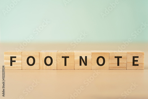 脚注・注釈のイメージ｜「FOOTNOTE」と書かれたブロック
 photo