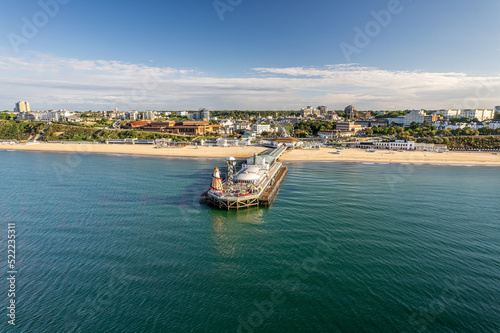 Foto The drone aerial view of the Bournemouth beach, Observation Wheel and Pier