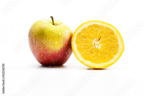 jabłko i połówka pomarańczy na białym tle