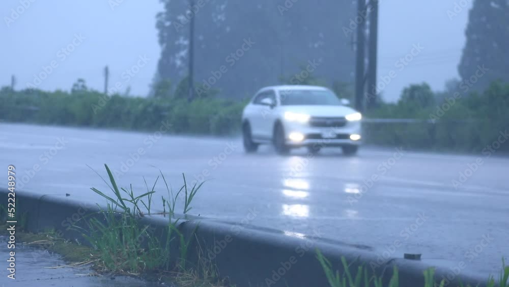 大雨 道路 水しぶきを上げて走行する自動車 大雨 道路 水しぶきを上げて走行する自動車