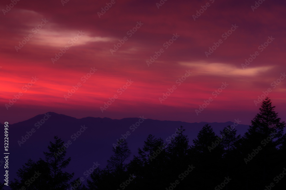 赤く焼ける朝焼けの空と稜線－長野県佐久穂町
