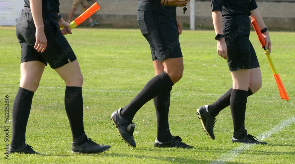 les trois arbitres avant le match au football	