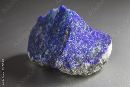 Fotografía Raw Lapis lazuli rock on white background