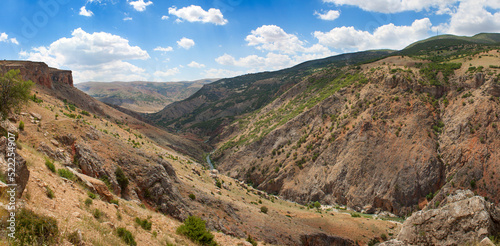 Dersim Fluss Tal sehr schöne Landschaft mit Bergen und Felsen, Kevri Kale Pertek 
