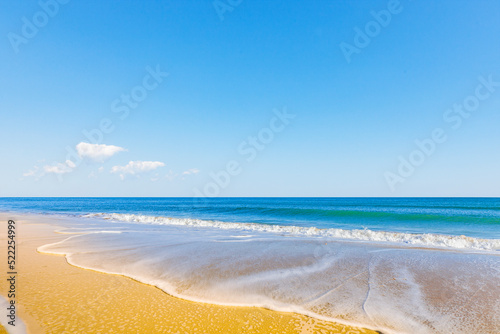 Wasser und Welle am Strand am blauen Ozean