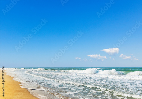 Wasser und Welle am Strand am blauen Ozean