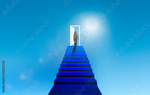 Blaue Treppenstufen und blaue Tür zum Himmel